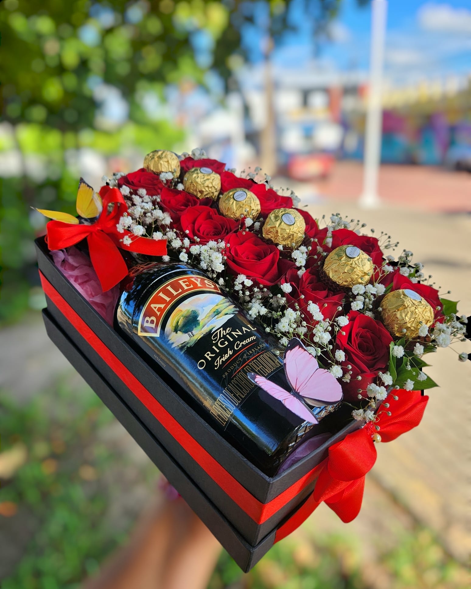 Caja regalo con rosas rojas, Baileys y Ferrero Rocher