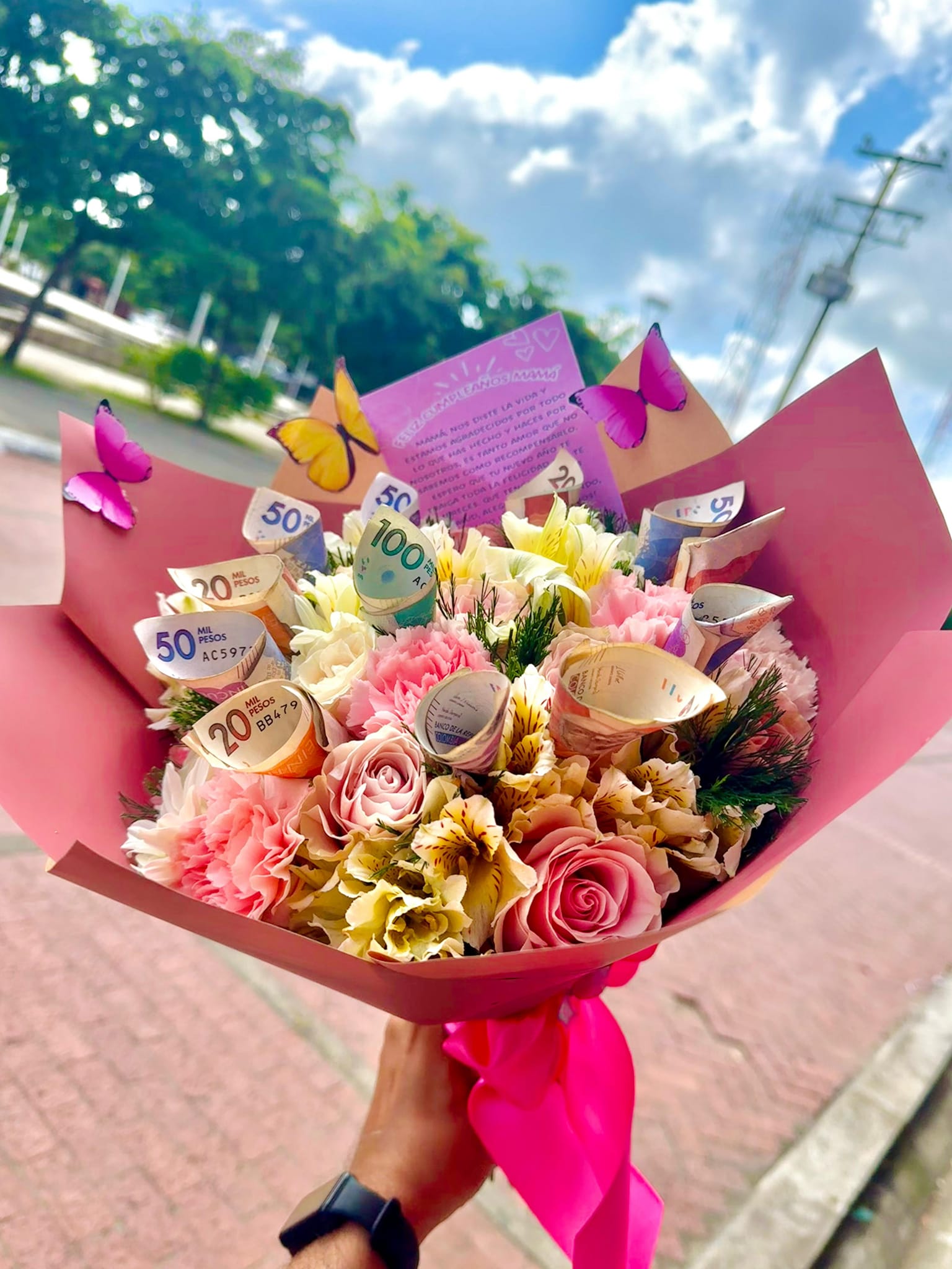 Ramo de flores y billetes para Día de la Madre