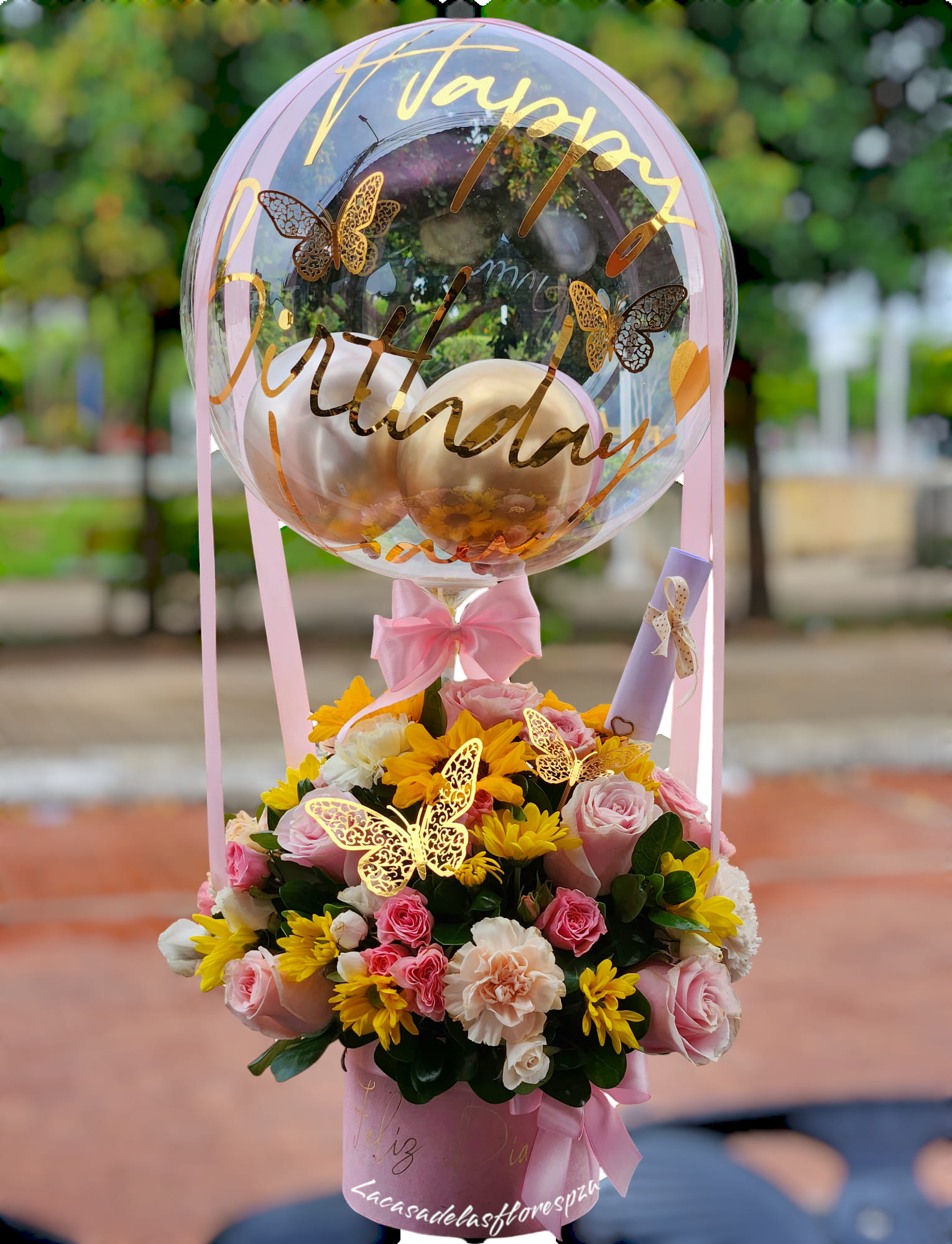 Arreglo de cumpleaños con globo burbuja, rosas y girasoles